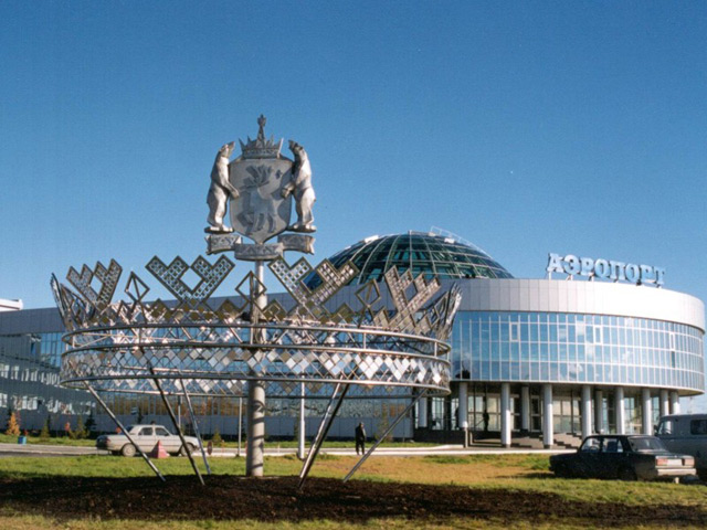 Площадь возле здания аэропорта г Салехард